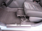 助手席シートアンダートレイ。車内の掃除用具など、クルマの中には置いておきたいけど目につくところには置きたくない物の収納にぴったり。