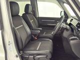 乗降がしやすい運転席。高さが調節できて小柄な方でも運転しやすいポジションをとることができます。
