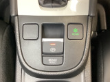 セレクトレバーの下に電子制御パーキングブレーキがあります。スイッチひとつで、停車した地点の傾斜などをシステムが検知・判断してブレーキ力を自動的に最適制御し、しっかり停車できるパーキングシステムです。