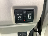 両側電動パワースライドドアがついております。ご年配の方や小さいお子さんの乗り降りも楽々ですね。万が一ドアに手を挟んでしまっても、挟み込み防止機構が付いて安心です。