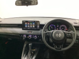 車内は光触媒抗菌消臭施工済です。スタイリッシュなデザインでスポーティなインパネ周りを演出します。グローブボックスやカップホルダーのほかにトレーなどたくさんの収納スペースが付いています。