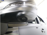 助手席側で見えにくい左前方の映像を、車内のマルチファンクションディスプレイに映し出します。前方への駐車や左寄せ、狭い道でのすれ違いなど、さまざまなシーンで安心して運転できる便利な機能です。