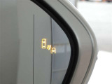 ブラインドスポットモニター装備。隣車線を走る車両を検知。ドアミラーでは確認しにくい後方、側方エリアに存在する車両や急接近してくる車両も検知しドアミラーに搭載されたLEDインジケーターが点灯します。