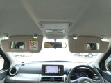 運転席バイザー裏にはバニティミラーが備わっていますので、車の外に出る前にパパッと身だしなみをチェックすることができて便利ですよ♪