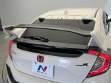 【大型リヤスポイラー】スポーツカーらしさがグッと引き立つ大型リヤスポイラーを装着♪高速走行時のスタビリティ(走行安定性)向上に役立ちます。
