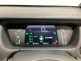 デジタル表示のスピードメーターとタコメーター、燃費やオドメーターなどの表示の他に、ホンダセンシング機能などの表示もできる多機能なマルチインフォメーション・ディスプレイです。