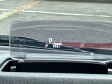 ★ヘッドアップディスプレイ★を装備!!運転席の前方にディスプレイを設置して車速/シフト位置などの情報や警報を表示してドライバーにお知らせしてくれます!