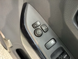 狭い駐車場で便利な電動格納ドアミラーが付いています。