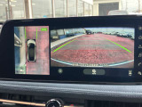 アラウンドビューモニターまるで車を真上から映したような映像で、前後左右の感覚が分かります♪車庫入れや駐車時に大活躍の機能です。
