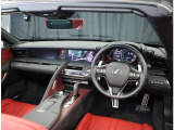 デザインもよく、居心地のよい運転席ですね。分かりやすいスイッチ類ですから操作もしやすく運転をサポートします。
