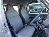 ゆとりをもって運転できる広くて快適な室内。広々ドアの開閉部で乗り降りもラクラク!さらに消毒済みなので安心ですよ!