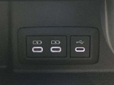 こちらのクルマはUSB接続コネクタも装備されています♪スマホの充電などにお使い下さい。ご旅行中での充電切れも、これなら心配いりませんね!