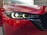 【アダプティブLEDヘッドライト】夜間走行時に先行車や対向車の状況をクルマが判断。ヘッドランプの照射範囲や明るさを自動的に変化させます。