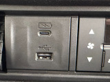 前席の方向けにUSBポートが充電用1か所、ナビ接続用1か所ございます☆