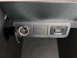 音声と映像が1本のケーブルで接続できるHDMIや、携帯の充電などに便利なUSBポートを装備!車内にあると便利なアイテムのひとつですね