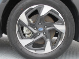 純正18インチアルミホイール。 タイヤサイズは225/55R18。納車時に弊社指定の新品タイヤ4本を交換いたします。