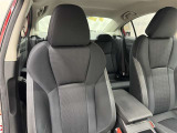 高いホールド性で運転姿勢が安定します。長距離ドライブでも疲れにくいのが魅力です。