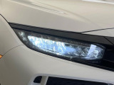 【LEDヘッドライト】悪天候や夜間走行時も良好な視界を確保し安心して運転できる高輝度LEDヘッドライトを装備!点灯速度が早く、消費電力も抑えられています。