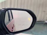 ブラインドスポットモニターはドアミラーの死角領域に入った車両の存在に加え、急接近してくれる車両も検知します。車両を検知するとドラミラーに搭載されたLEDインジケーターが点灯します。