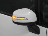 サイドターンランプ付きドアミラー。車両のドレスアップと右左折時の被視認性を兼ね備えたお洒落なミラーです。