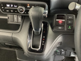 シフトはインパネシフト、パーキングブレーキは電子制御なので運転席と助手席の間はすっきりしています。