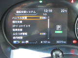 エマージェンシーブレーキは、 約10〜80km/h の範囲で前方の車両や歩行者と衝突する可能性がある場合に作動し、自動的に停止又は減速することにより 衝突回避や衝突被害の軽減を図ります。