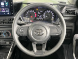 インテリアに合わせたデザインのステアリングは、運転される方のことも考え、運転しやすい形状、大きさです。是非一度、実際に触ってお確かめください。