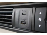 USBオーディオ用ソケットがついていますので携帯電話などを接続すれば音楽等の再生が可能です!充電用ソケットもございます!