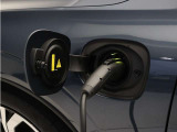 専用コードを接続するだけで簡単に充電が行えます。プラグインハイブリッドモデルRecharge T6 AWD PHEVは、走行中の充電のほか、自宅などに設置された充電機器からの充電が可能です。