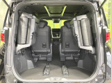 ラゲッジルームは、大容量のスペースを確保。普段のお買い物からレジャーまで、幅広く活躍してくれます!また、リアシートを倒すことでバリエーション豊かにお使いいただけます。