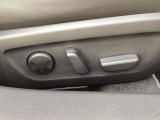 細やかな位置調整が可能な運転席電動シート。腰を支えるランバーサポートや、2名分のポジションを記憶できるシートメモリー機能も装備。マツダがこだわる「人馬一体」の快適なドライブをサポートします。