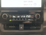 エアコンはオートエアコン付きになります。お好みの温度設定にすれば車内の温度を検知し自動で調整してくれます。暑い日は寒い日は特にオススメです♪