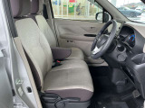 運転のしやすさや、乗り降りにも配慮した運転席