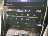 【左右独立型フルオートエアコン】運転席と助手席でそれぞれお好みの温度に設定可能。同乗者にも配慮した、快適な空調をお届け致します。