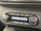 【オートエアコン】一度お好みの温度に設定すれば、車内の温度を検知し風量や温度を自動で調整。暑い&hellip;寒い&hellip;と何度もスイッチ操作をする必要はありません。快適な車内空間には必須の機能ですね♪