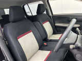 フロントシートはゆったりとしていて開放感があるベンチシートです。車内の移動も楽々です!狭い場所や駐車場で片側をギリギリに停めた際には便利ですよ!