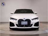 【BMWの伝統】BMWの特徴的な&ldquo;キドニーグリル&rdquo;は、80年以上続く伝統の形でございます。変わらないこだわりのデザインが、プレミアムブランド&ldquo;BMW&rdquo;を創り出します。