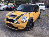 MINIクーパーSの左斜前からの外観です。個性的なデザインと車両状態をご確認ください。写真11/51。
