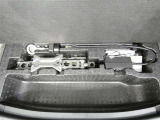 パンク修理剤とエアーポンプのセットです。スペアタイヤは装備していませんが空いたスペースを小物入れとして使用できます