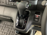 シフトはインパネシフト、パーキングブレーキは電子制御なので運転席と助手席の間はすっきりしています。
