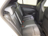 安全性と快適性を追求した、少し硬めのシート。 これは長時間の運転や渋滞などの状況でも、身体の疲労度が少ないことを求めたものです。