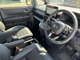 運転席のシートの高さを調節できるシートリフター機能が備わっています。