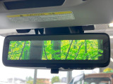 【スマートリヤビューミラー】後席の大きな荷物や同乗者で後方が確認しづらい時でも安心!カメラが撮影した車両後方の映像をルームミラー内に表示。クリアな視界で状況の確認が可能です!