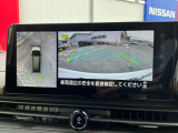 上空から見下ろしているかのような映像をディスプレイに映し出し、スムースな駐車をサポートします。画面は「トップビュー」のほか「サイドブラインドビュー」への切り換えが可能。ますます安心です