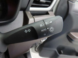 スイッチをオートに設定しておけば、車外の明るさに応じて自動的にヘッドランプを点灯・消灯します。夕暮れ時やトンネルの続く山道などを走行する時に便利なコンライトを装備しています。