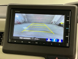 リバースギアに入れるだけで後方の表示へ切り替わります。夜間や雨の日の駐車も楽になりますよ。
