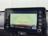 後方の見える安心をお届けするバックガイドモニター付:バックするときのアシストラインもあって楽々バック!車庫入れや縦列駐車をサポートし、苦手な駐車も安心です!今やもう手放せない装備ですネ♪
