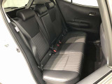 【後部座席】も当然、綺麗・清潔に仕上げております。内装の綺麗なお車は気持ちが良いですし、コンディションのいい車が多いです。これもオススメの1台です。