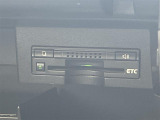 【ETC】有料道路を利用する際に料金所で停止することなく通過できる、ETC車載器(ノンストップ自動料金収受システム機器)が装備されています。セットアップを行うことで利用可能になります。
