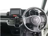 ☆シンプルながら機能性あふれる運転席周りです。 使いやすいスイッチ類の配置によりとても運転しやすいですよ。